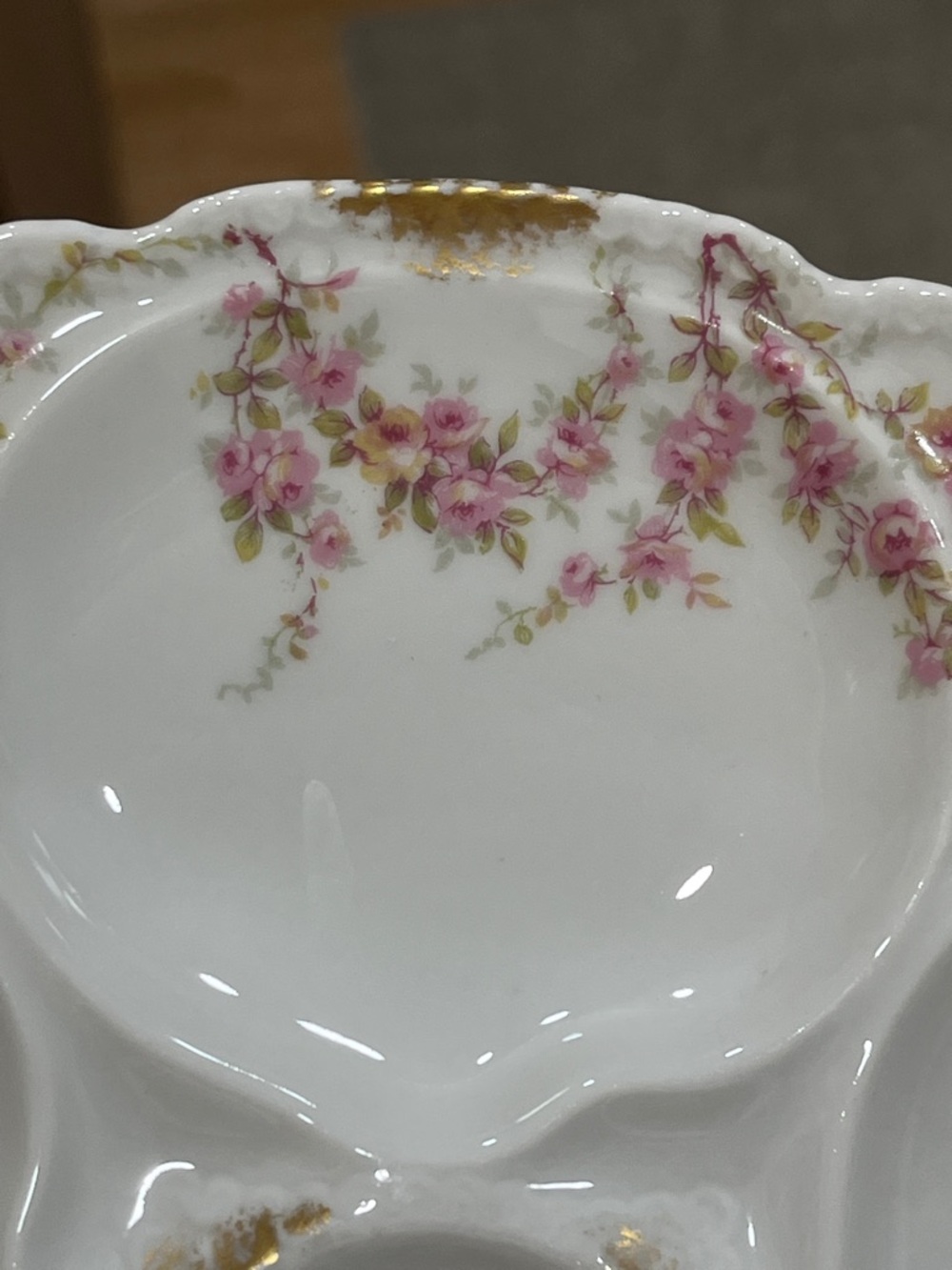 Limoges White Porcelain Floral Oyster Plate with Pink Rose Sprays and Gold Trim - Picture 4 of 12